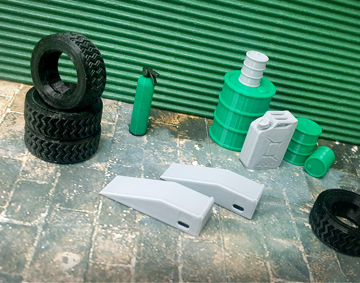 Small Garage Tools & Accessories – 1:24 Scale Diorama Set