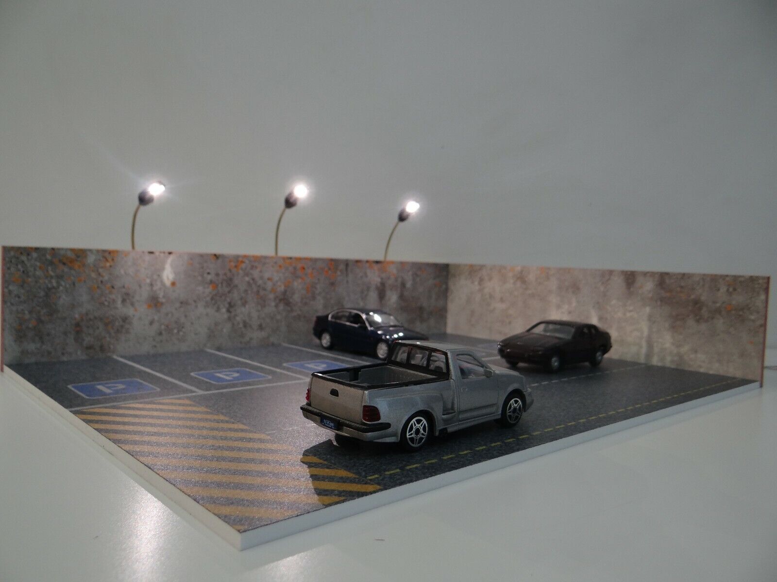 1:43 scale Model car display Parking lot Car park diorama with LED