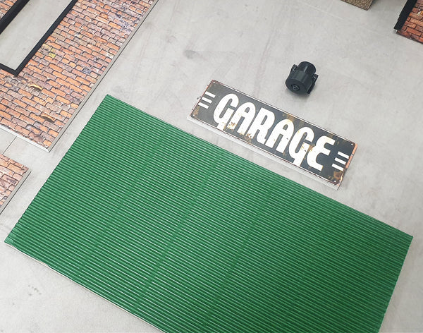 Brick service garage with different doors. Scale 1:18.