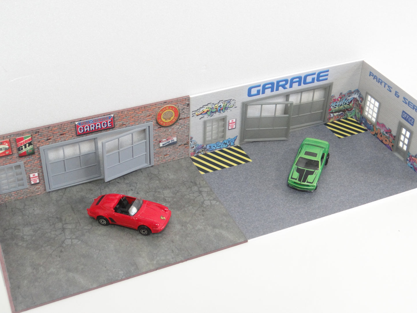 Diorama models Set of 2 auto service displays Scale 1:60 / 64 Miniature garages