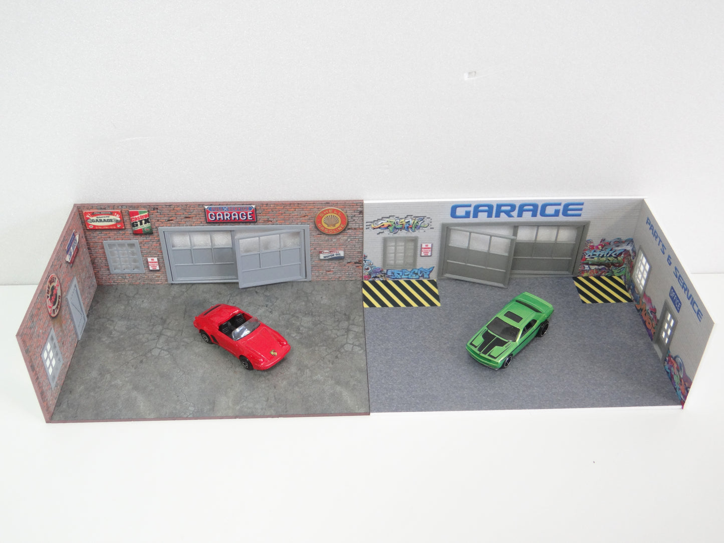 Diorama models Set of 2 auto service displays Scale 1:60 / 64 Miniature garages