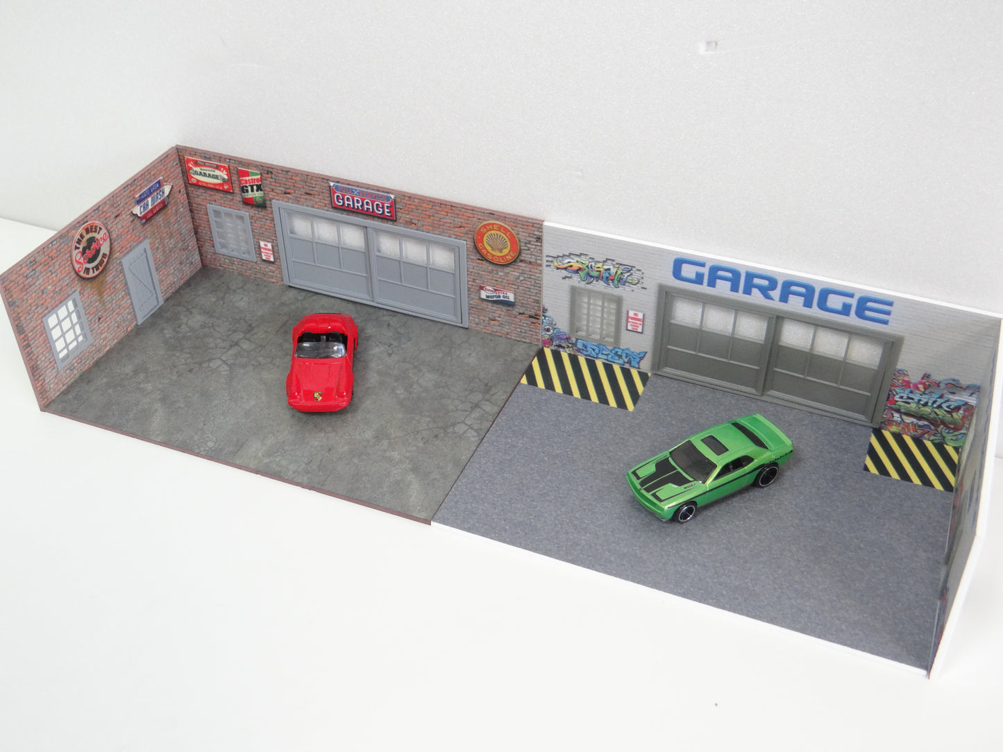 Diorama models Set of 2 auto service displays Scale 1:60 / 64 Miniature garages