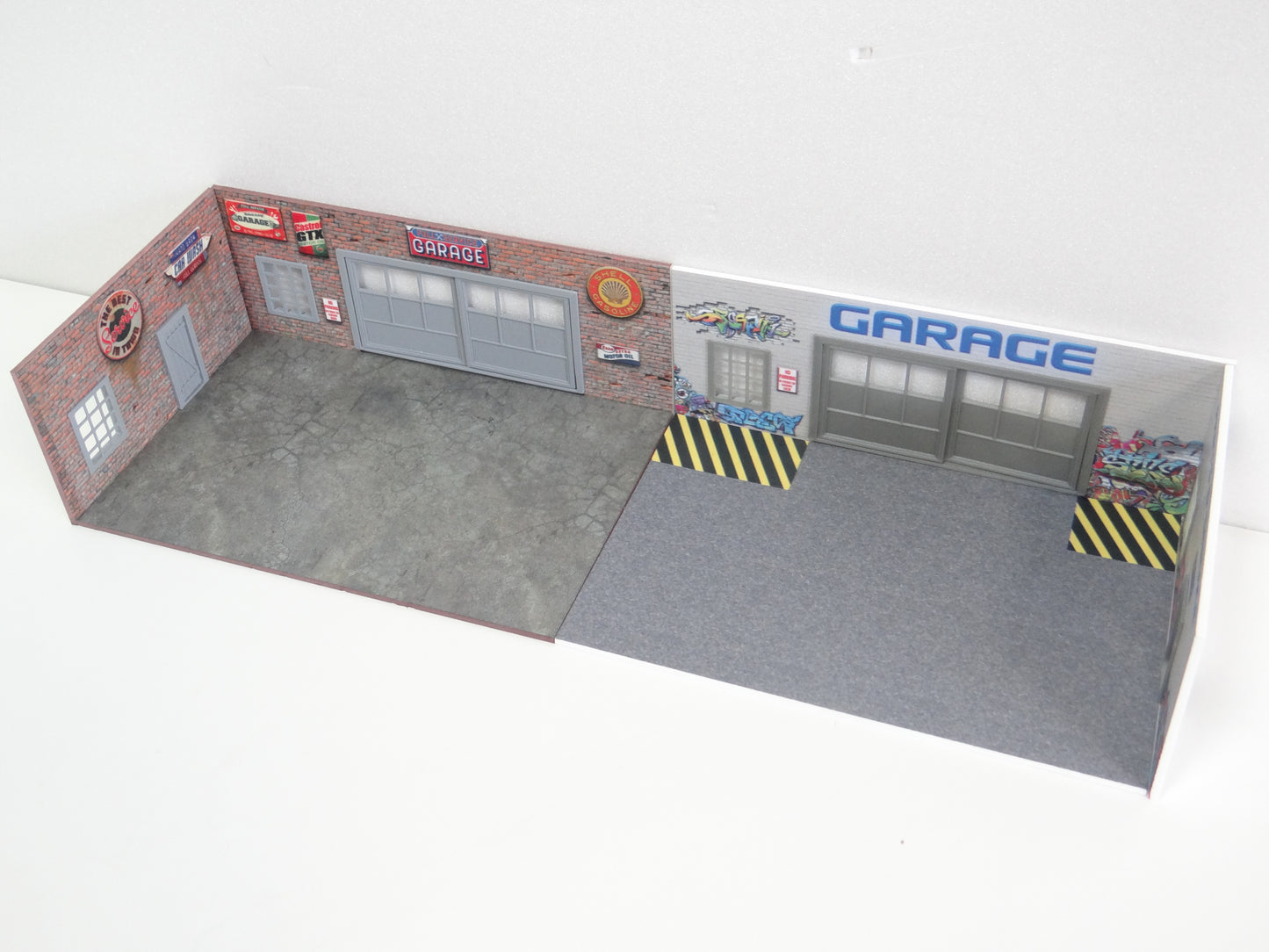 Diorama models Set of 2 auto service displays Scale 1:60 / 64 Miniature garages