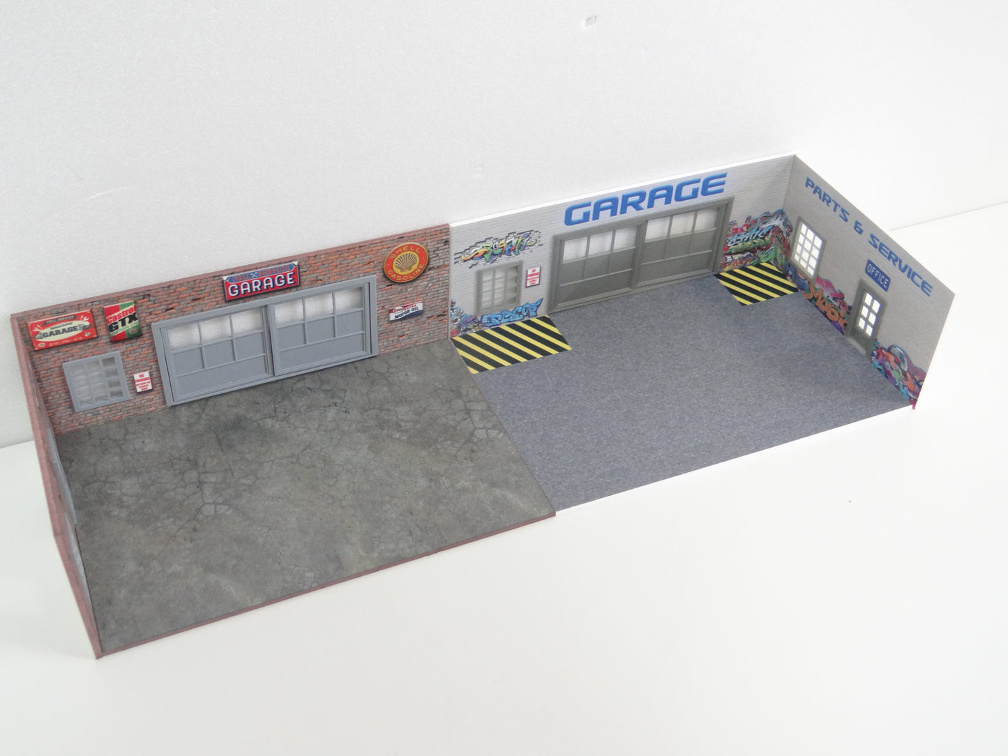 Diorama models Set of 2 auto service displays Scale 1:60 / 64 Miniature garages