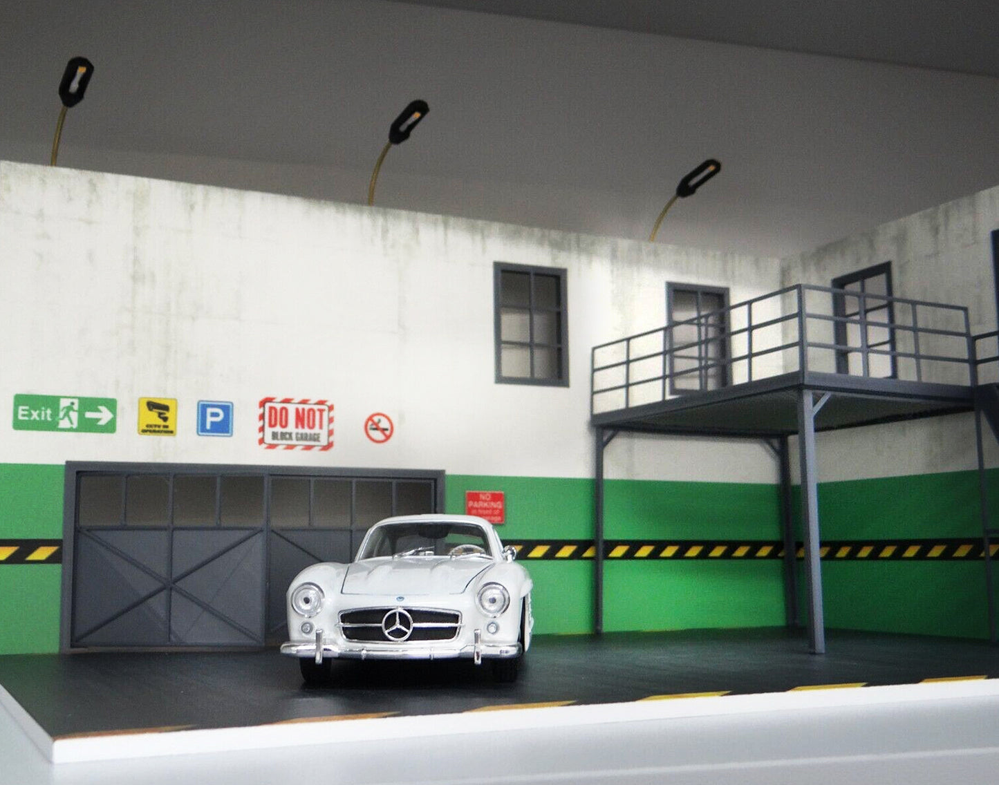 Two story garage with LED lights Scale 1:24 Diorama - model kit Size 1/24