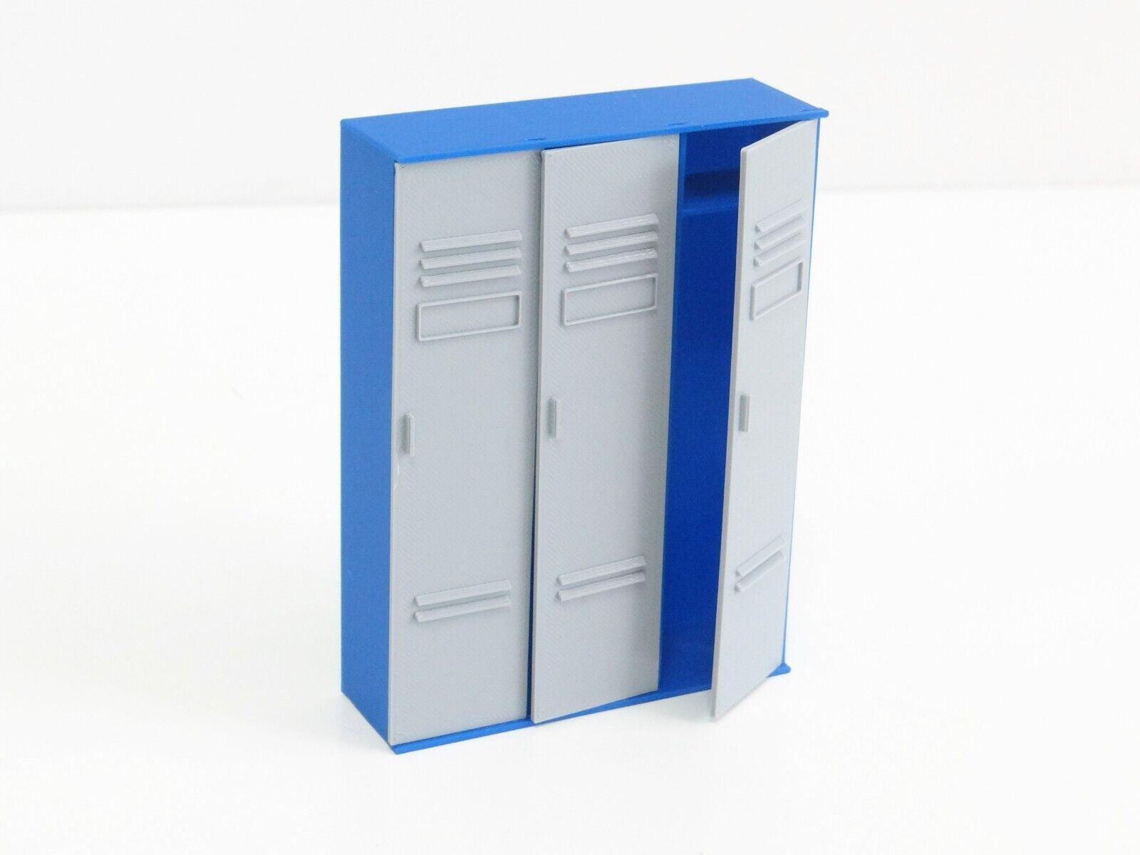 Locker shelf with 3 doors. Scale 1:18.