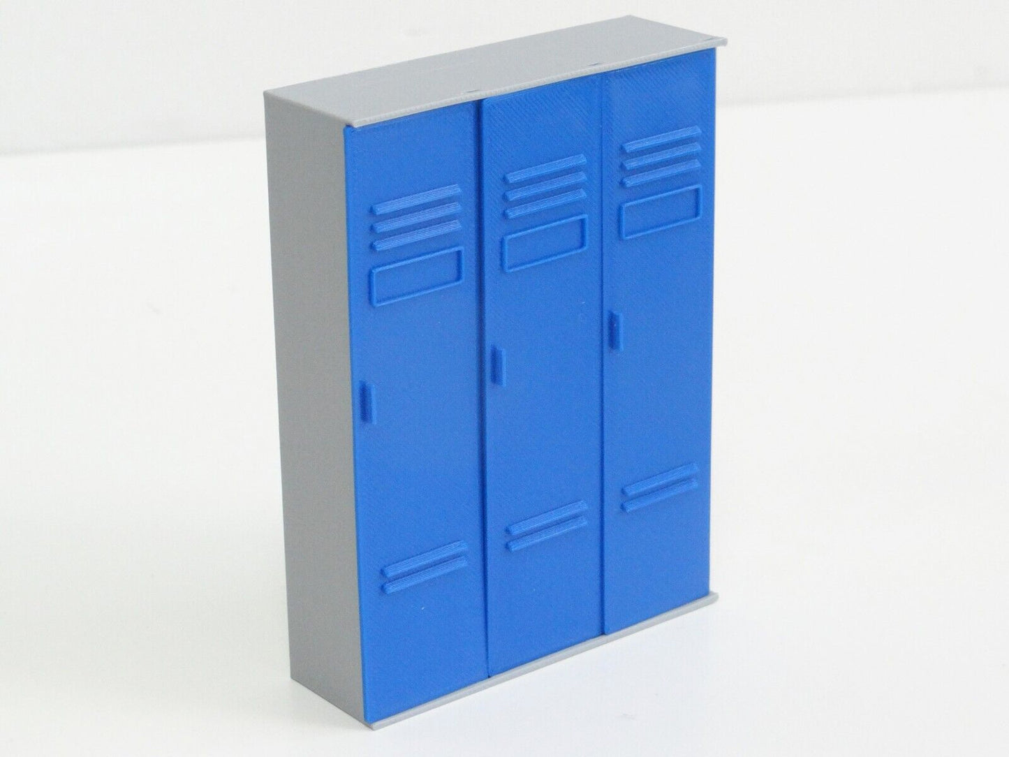 Locker shelf with 3 doors. Scale 1:18.