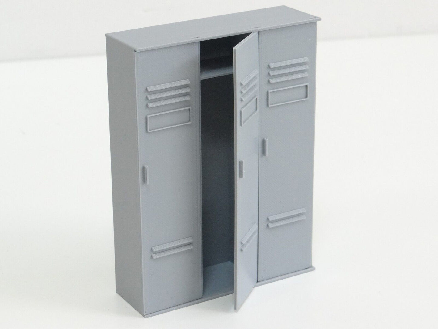 Locker shelf with 3 doors. Scale 1:18.