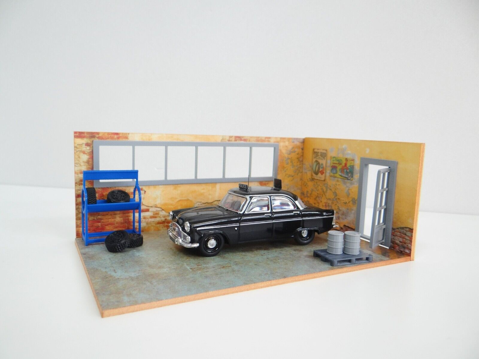 Scale 1:43 Old garage with service equipment Diorama kit Car