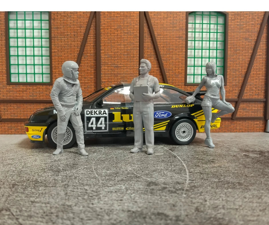 Model car scene decoration with mechanic and car wash girl figures 1:18