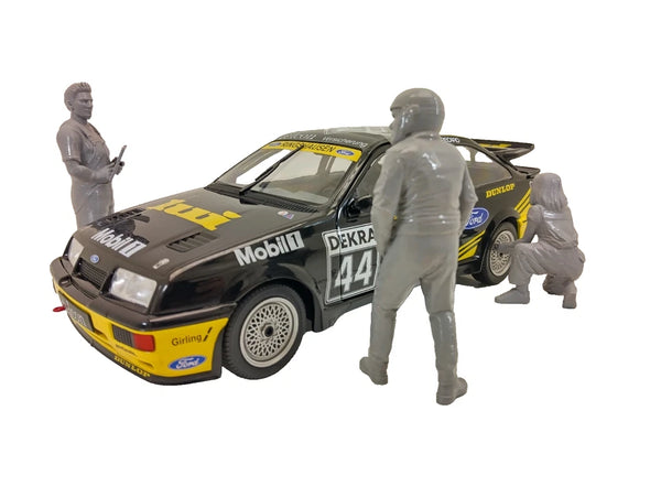 Miniature mechanic and racer figures for 1:18 diorama