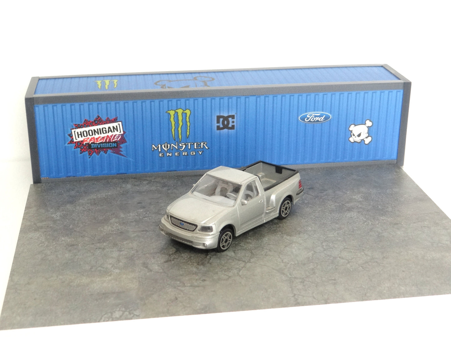 Parking base with 40ft container Miniature car models display on a scale of 1:43