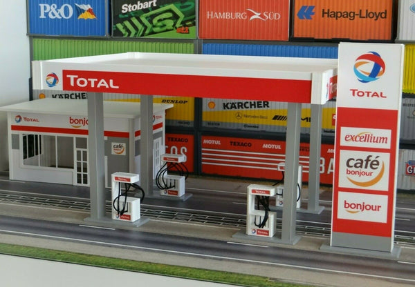 diorama petrol station