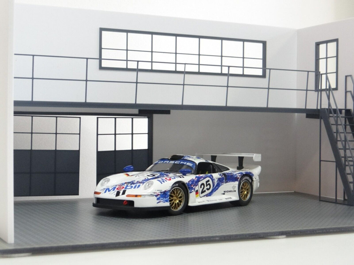 Diorama display 1:18