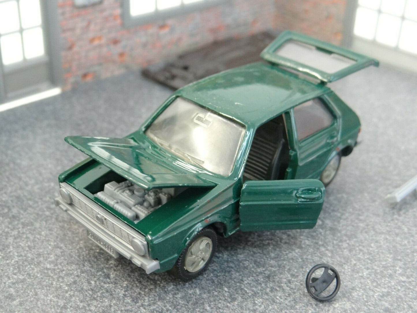 Diorama Display Auto Service Garage with Die cast car model Golf 1 in Scale 1:43