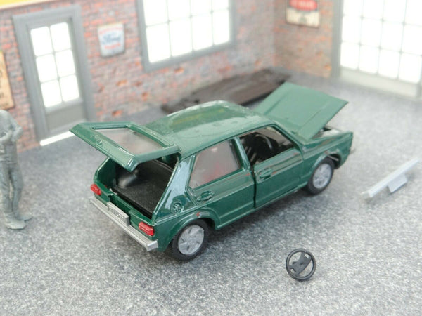 Diorama Display Auto Service Garage with Die cast car model Golf 1 in Scale 1:43